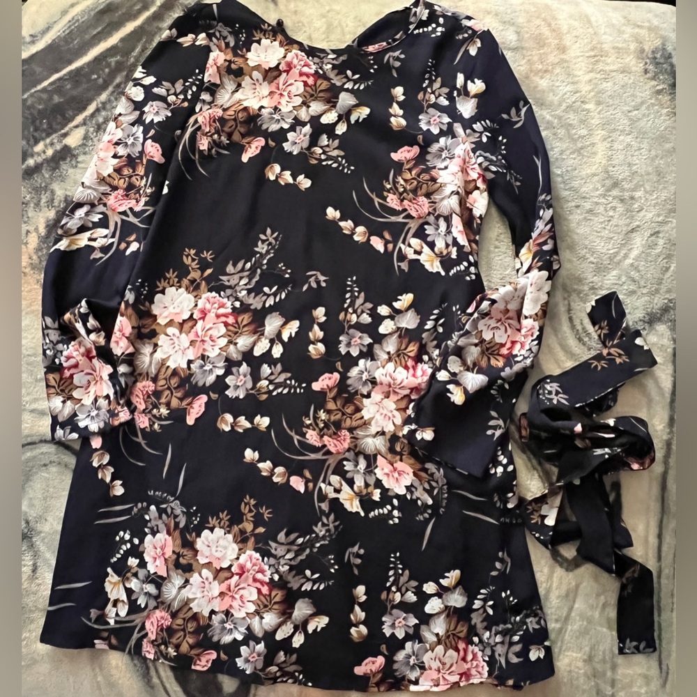 Long sleeve dress with tie